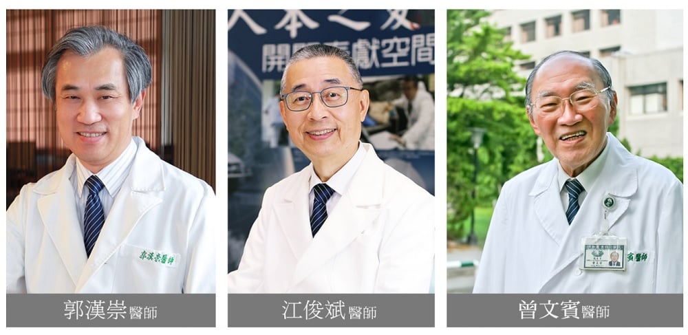 可能是 3 個人、大家站著、眼鏡和文字的圖像