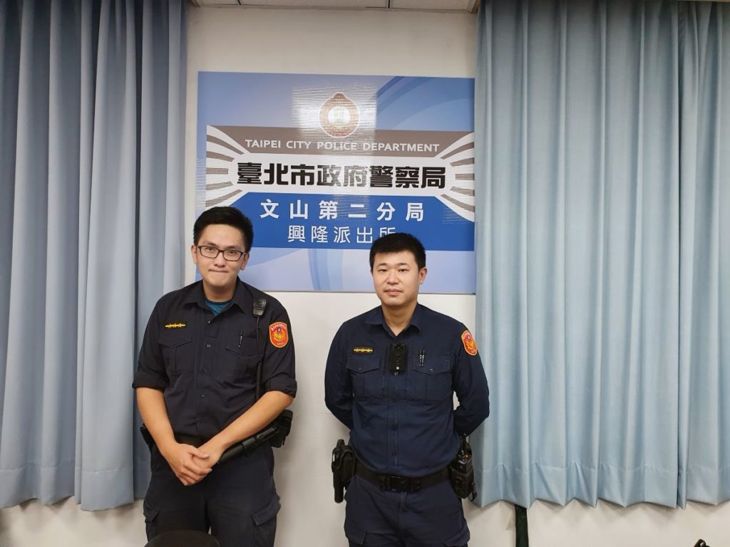 警員高喬韋(右)、伍啟維(左)