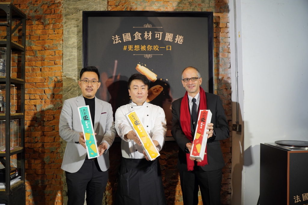 「更kńg」法國食材可麗捲今舉行品牌發表會,(左起) 創辦人陳翊榮、侯景中特邀法國工商會前主席 Tudor PASCU來見證台法跨界新茶點誕生