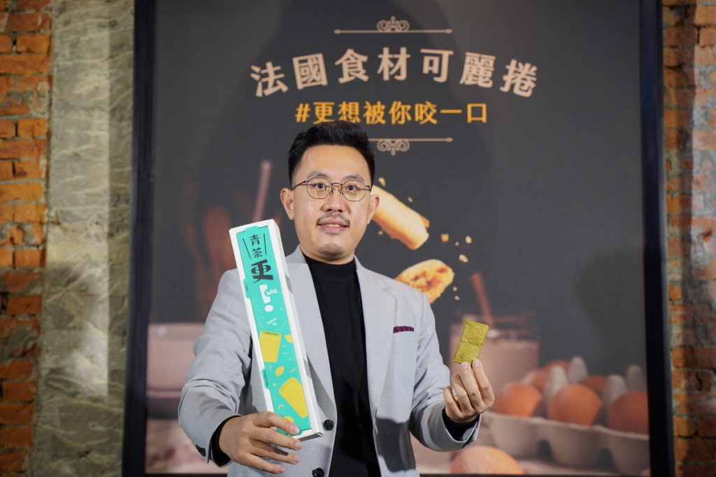 「更kńg」共同創辦人之一陳翊榮長期鑽研茶品,親自挑選「發現茶」優良級文山青茶融入可麗捲口味。