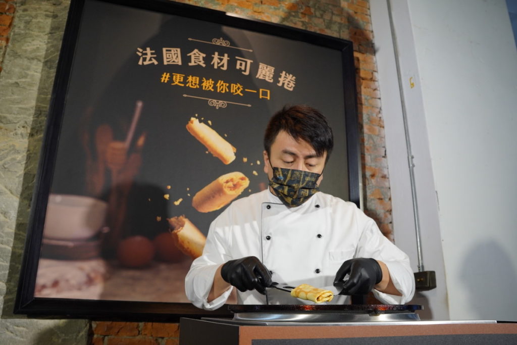 擁有多年烘焙經驗的「更kńg」共同創辦人侯景中,在發表會現場示範可麗餅煎法與翻摺的細膩。