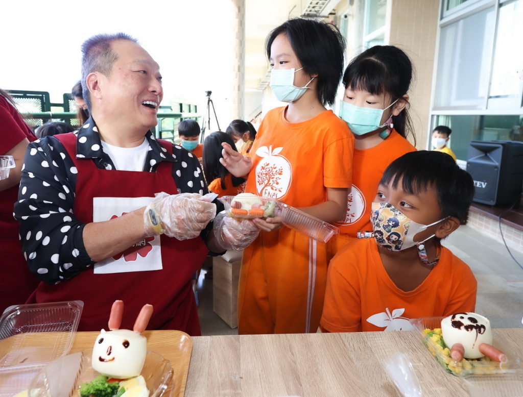 東森購物網有900萬會員,響應愛心活動將消費發票捐公益幫助偏鄉小朋友們享用「愛的早餐」,開辦15年來已幫助超過3萬人次小學生,為社會帶來善的循環。東森爸爸、東森集團總裁王令麟12/6親自前往台東市豐年國小陪孩子一起製作愛的早餐。(圖/東森購物網提供)
