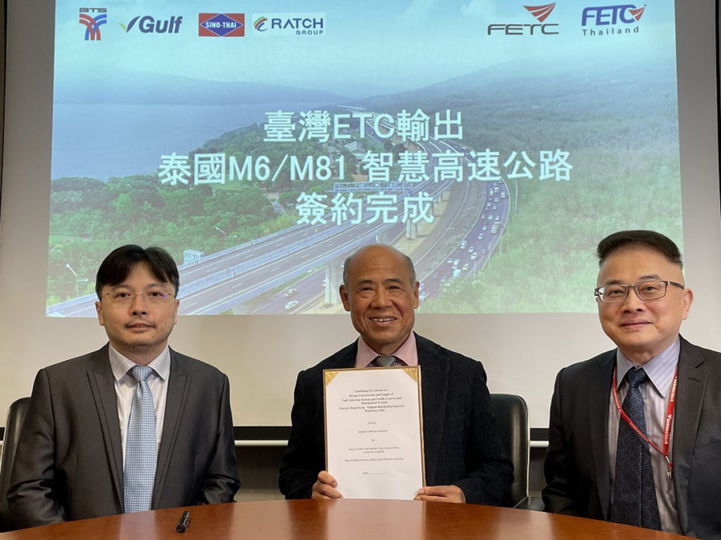 遠通電收於今年9月底完成與泰國BGSR簽約, 左1為遠拓泰執行長陳聲鏗,中為遠通電收執行董事兼總經理張永昌,右1為遠通電收副總經理兼技術長吳忠潔
