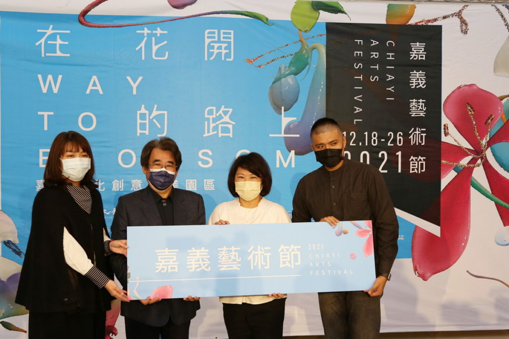 右起策展人汪兆謙、黃敏惠市長、明華園團長陳勝福