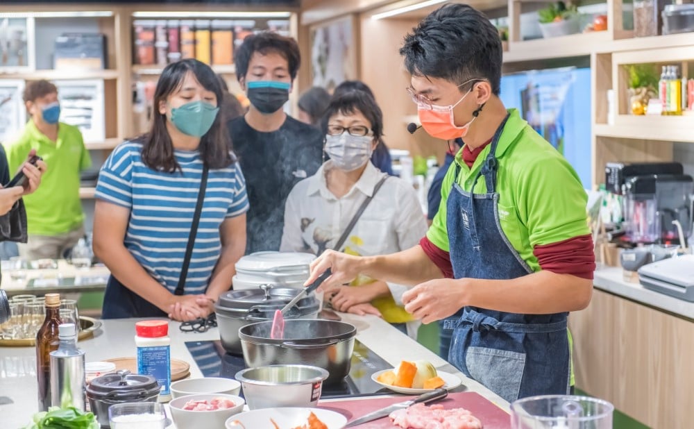 可能是 4 個人、大家站著、食物和室內的圖像