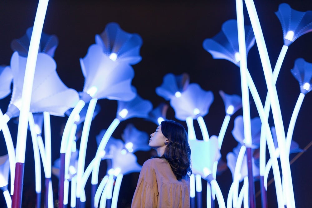 可能是 1 人、站立和花的圖像