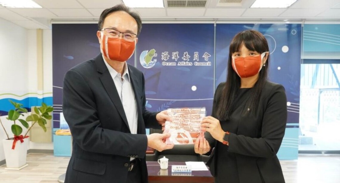 「向海致敬」 艾一科技公司致贈海委會防疫口罩