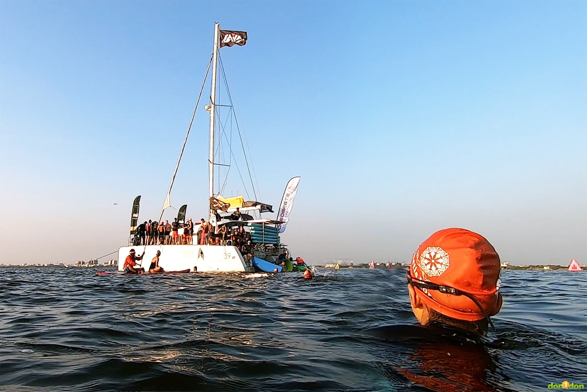 主辦單位也效法 IRONMAN 世界錦標賽 KONA 的「Coffee Boat(咖啡船)」活動,讓選手試游游泳賽道時,游到帆船上喝一杯咖啡