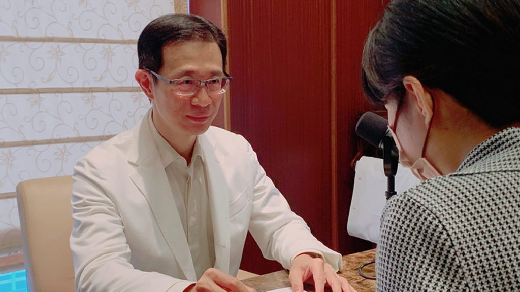 陳炯瑜醫師提醒,上下樓梯膝蓋會痛、動作變遲緩或常跌倒的人更要留意是否有關
