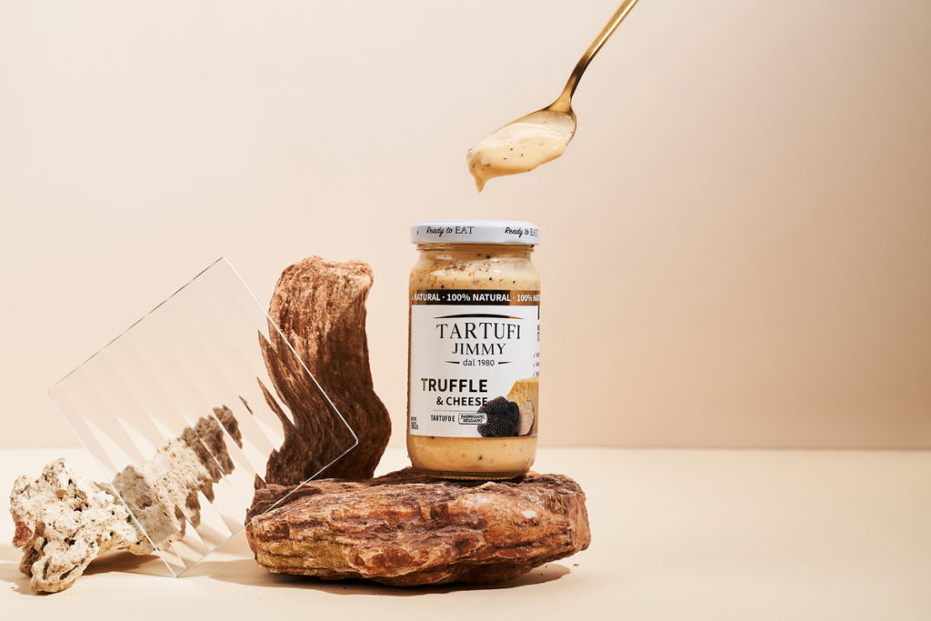 「Tartufi Jimmy松露義大利麵醬-起司口味」售價NT$350_罐,使用高級莫札瑞拉香濃起司、特級初榨橄欖油,將義大利3%夏季黑松露與濃醇乳香完美結合,開罐即可食用。