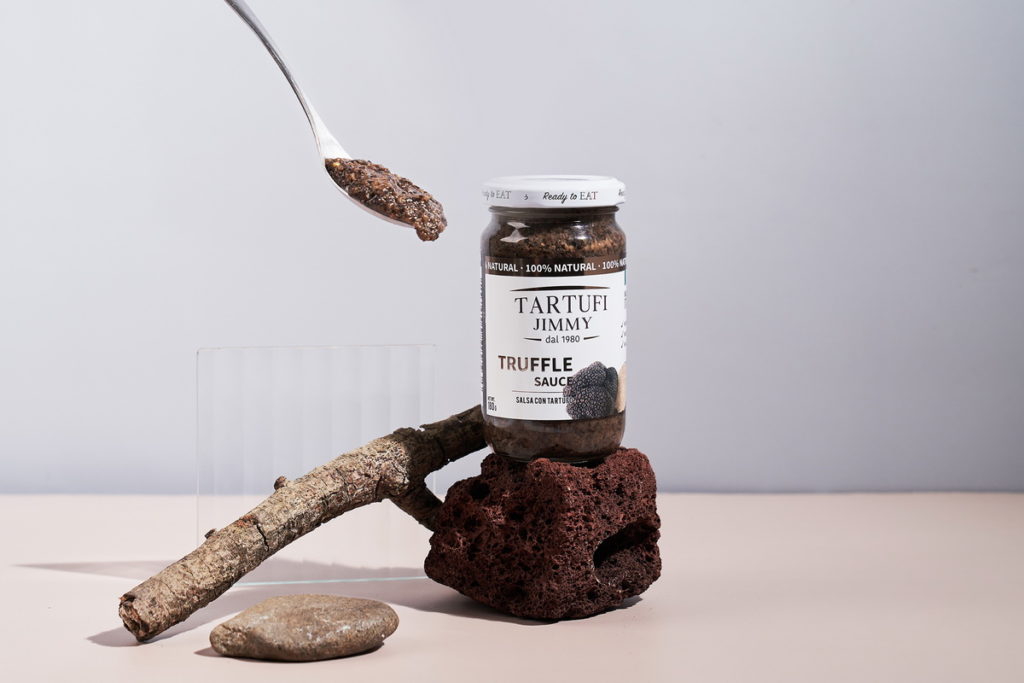 「Tartufi Jimmy松露義大利麵醬-原味」售價NT$350_罐,松露產地來自義大利綠色心臟的翁布里亞Umbria,以義國廚師黃金3%夏季松露比例調和,直接簡化松露烹調的繁複程序,輕鬆呈現五星級餐點。