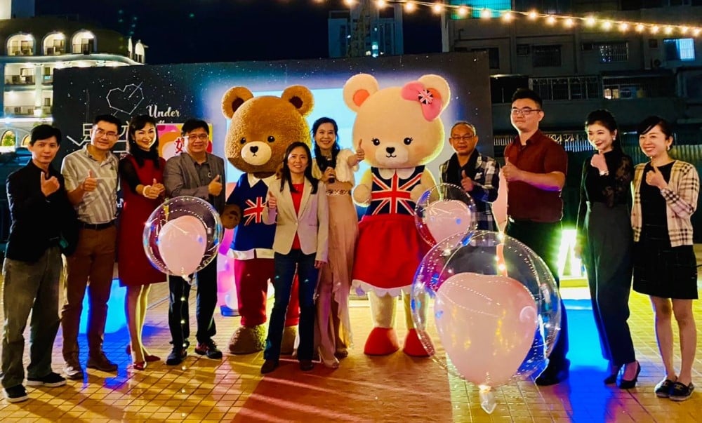 可能是 10 個人、大家站著和室內的圖像