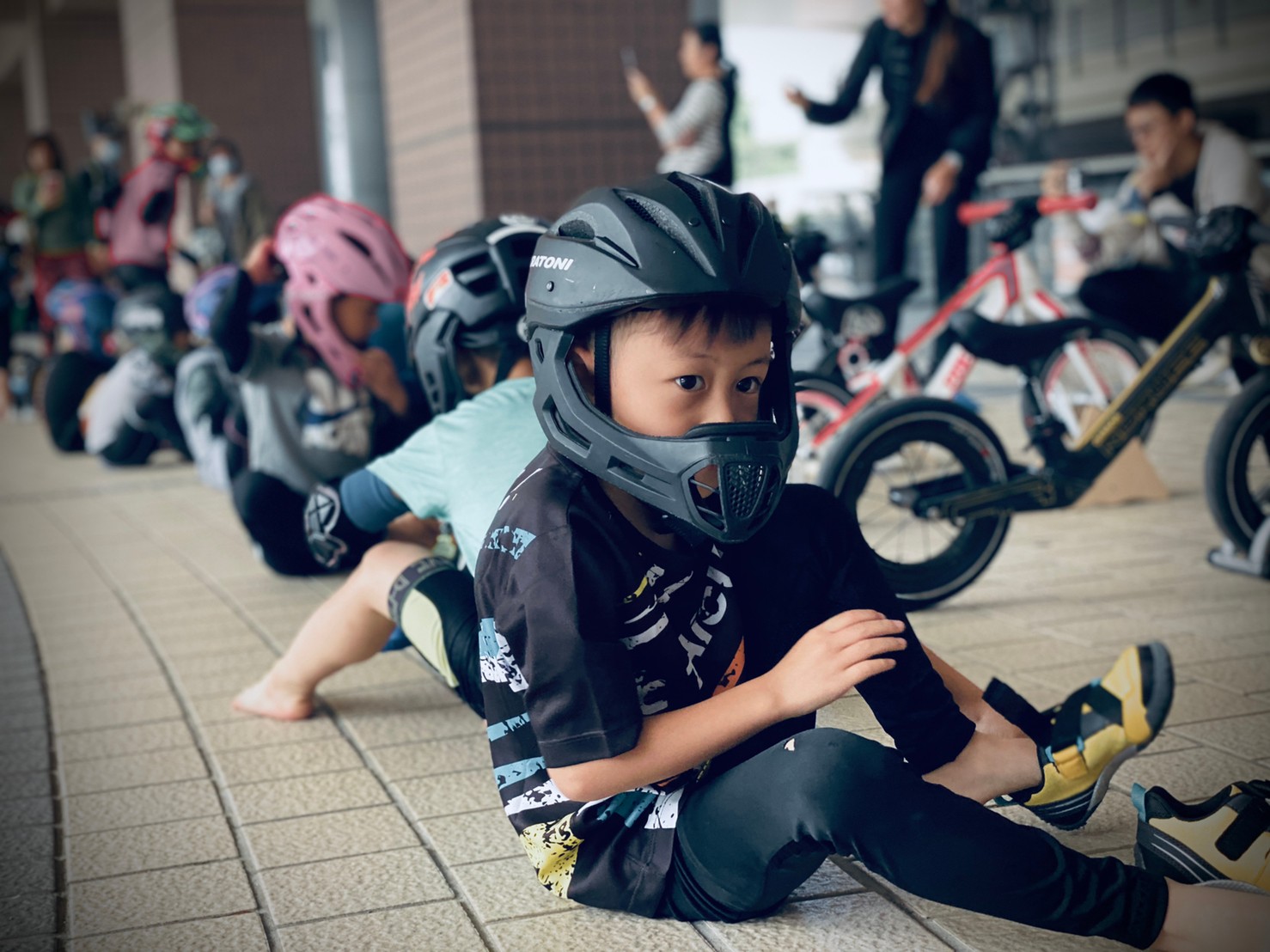 父母不怕,孩子就有失敗再站起來的勇氣。圖片來源:泰萌運動。