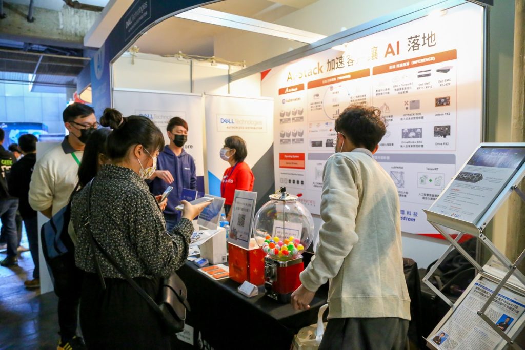 活動現場有多家廠商參與,促進更多產學合作的機會。(圖/東海大學提供)