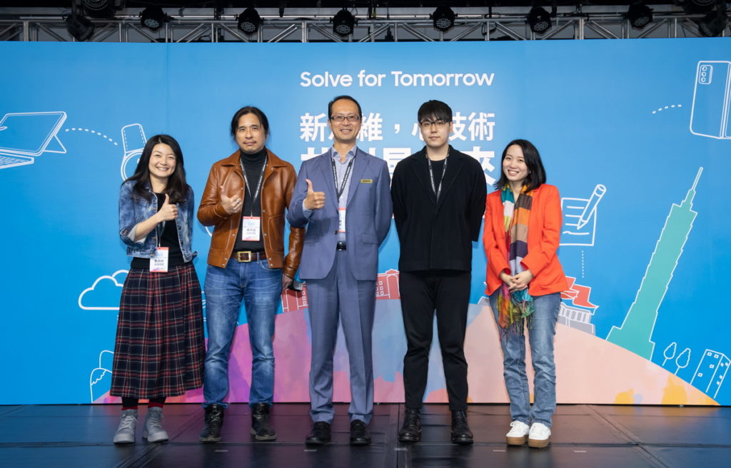 第二屆台灣三星Solve for Tomorrow競賽評審團隊。左起:5%社會設計平台副執行長黃詩妤、翻轉台灣教育重要推手葉丙成教授、台灣三星電子企業創新暨商用解決方案事業部副總經理李元榮、知識型YouTuber志祺七七、DFC台灣發起人許芯瑋