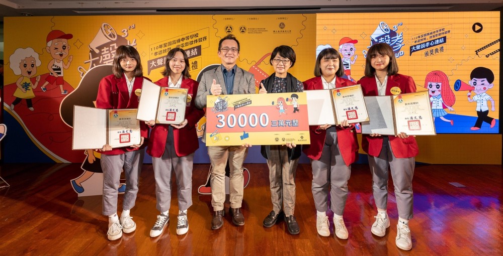 可能是 6 個人、大家站著和室內的圖像