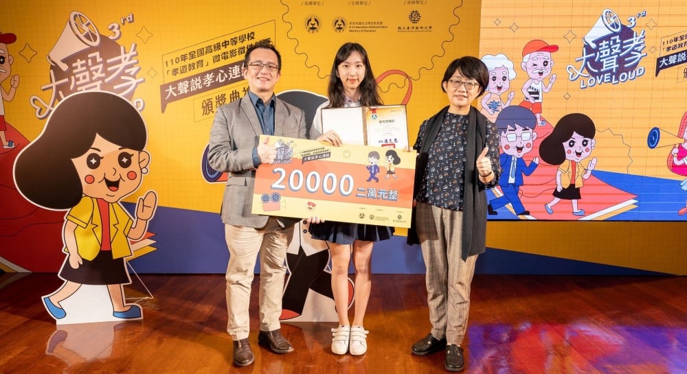 可能是 3 個人、大家站著和室內的圖像