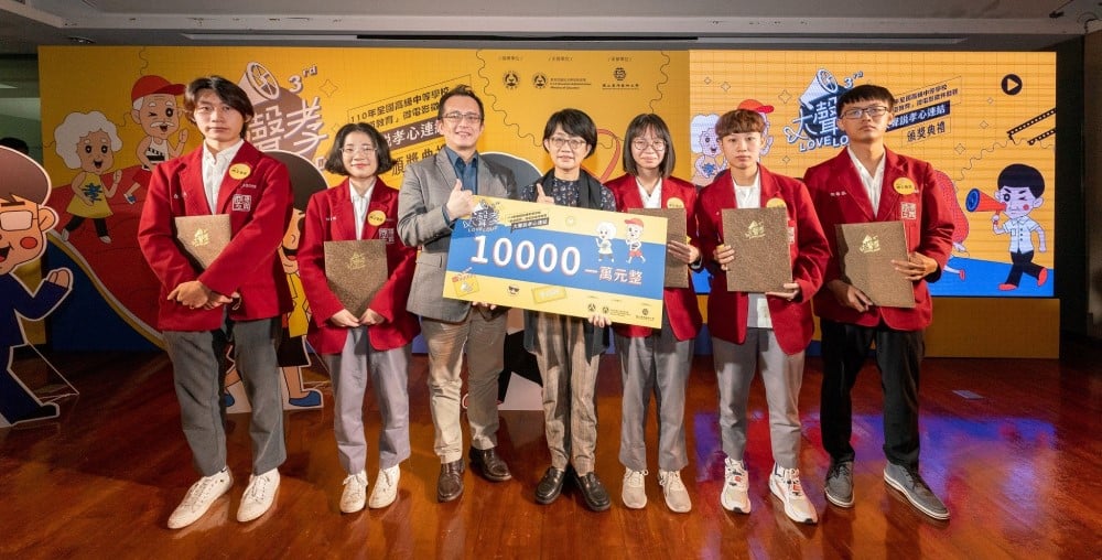 可能是 7 個人、大家站著和室內的圖像