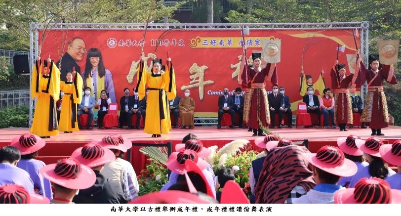 可能是 10 個人、大家站著和戶外的圖像