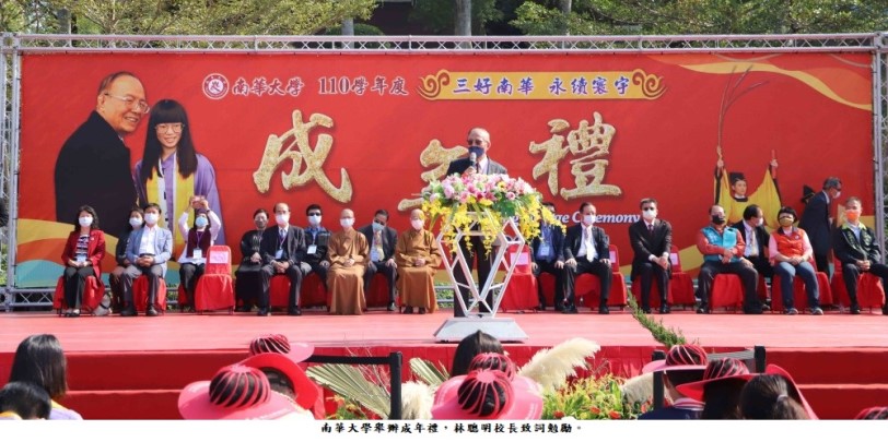 可能是 13 個人和大家站著的圖像