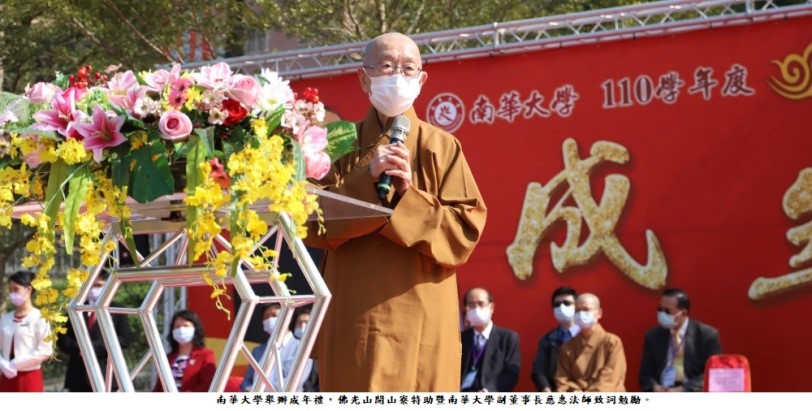 可能是 7 個人和大家站著的圖像