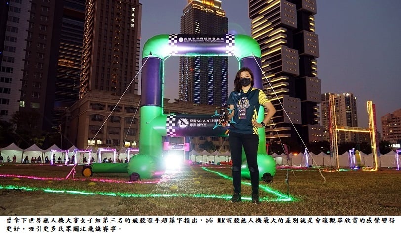 可能是 2 個人、大家站著和摩天大樓的圖像