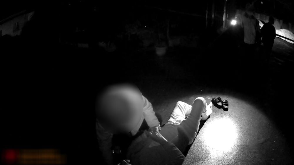 員警發現老翁躺睡停車場內水泥地上。
