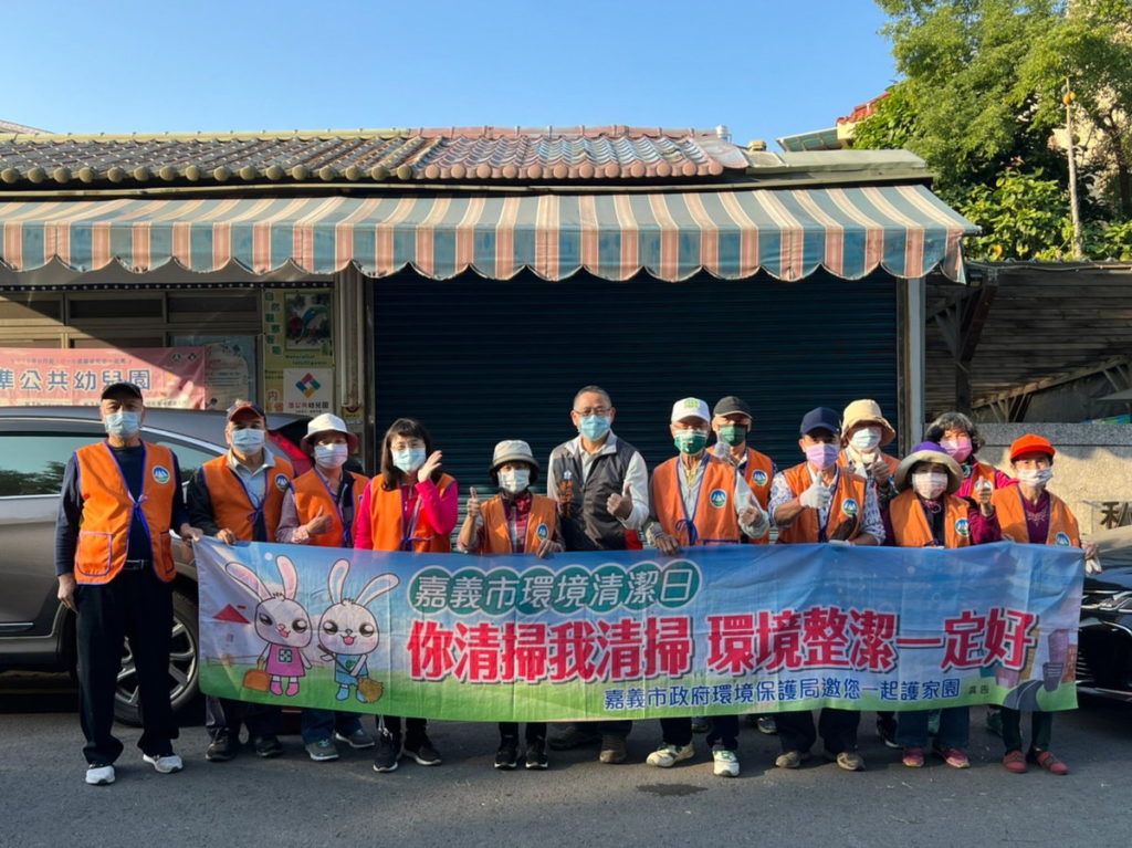 嘉義市新店里梁仁豪里長號召17名熱心的環保志工伙伴們做清掃工作