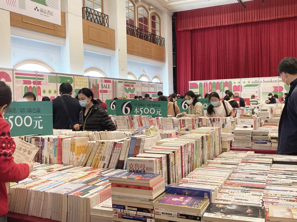 誠品書店於台中中友百貨舉辦舊書拍賣會，讀者反應熱烈。