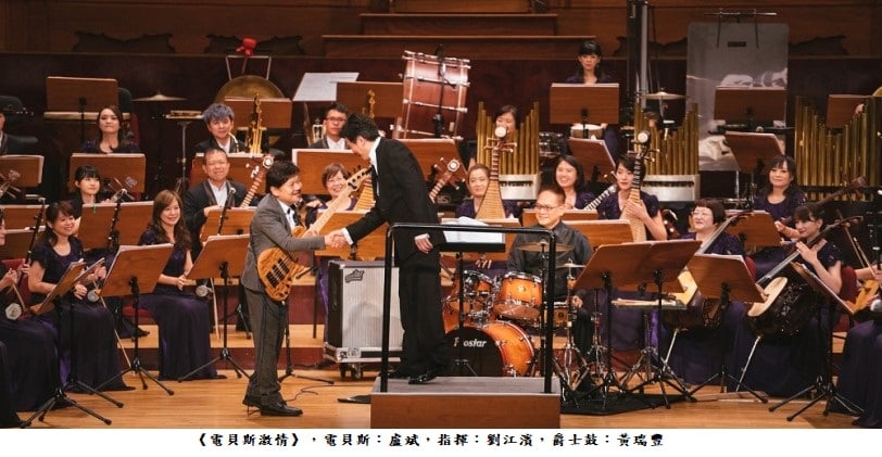 可能是 3 個人、大家在演奏樂器和室內的圖像