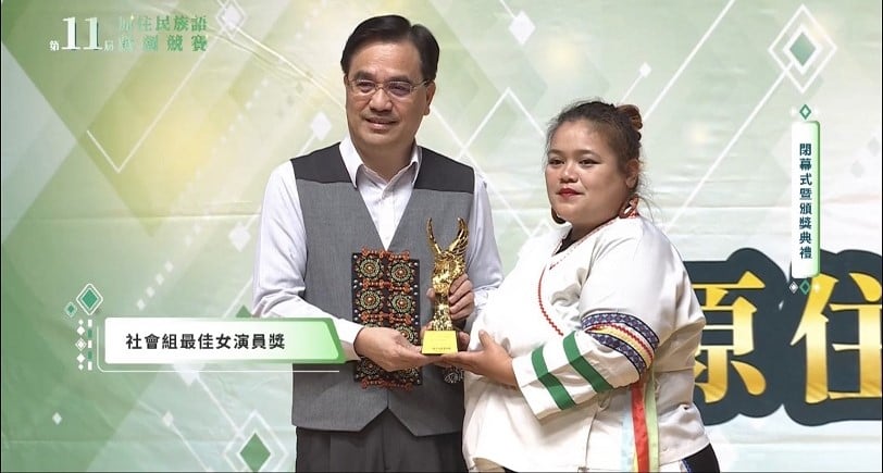 可能是 2 個人和大家站著的圖像
