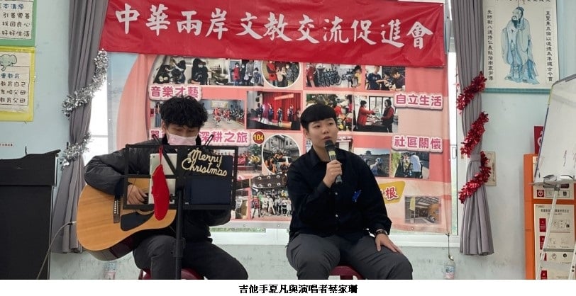 可能是 2 個人、大家站著和文字的圖像