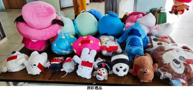 可能是玩具、玫瑰、室內和顯示的文字是「摸彩禮品」的圖像