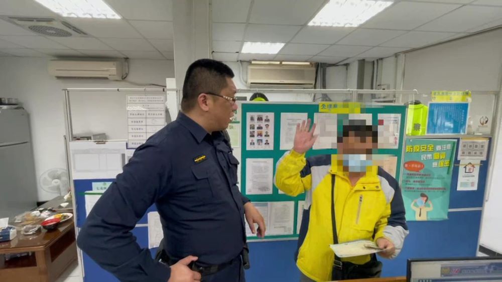 民眾感謝員警細心解說 。