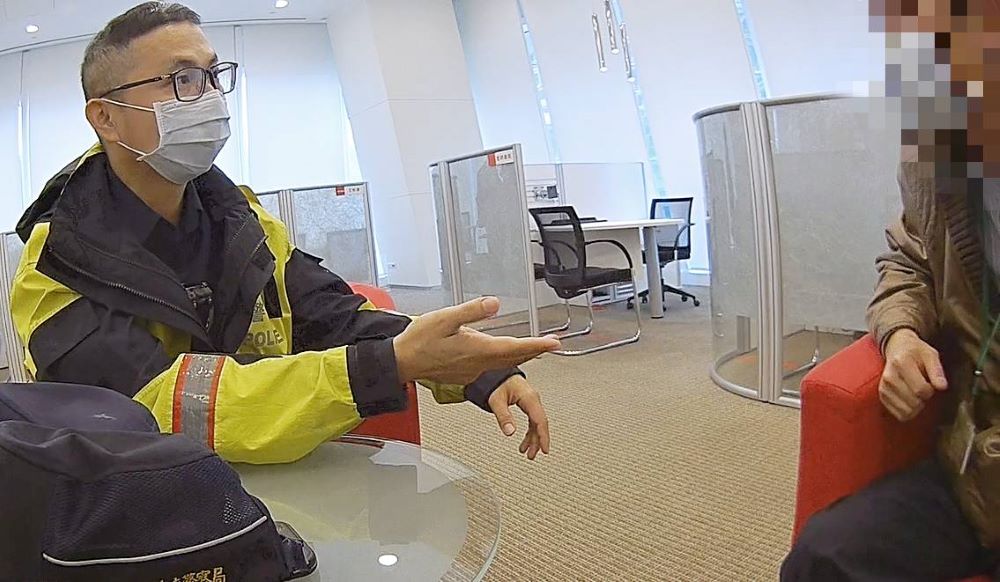 員警耐心說服民眾打消匯款念頭 。