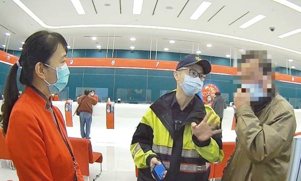 員警與行員一起勸說民眾避免遭詐騙 。