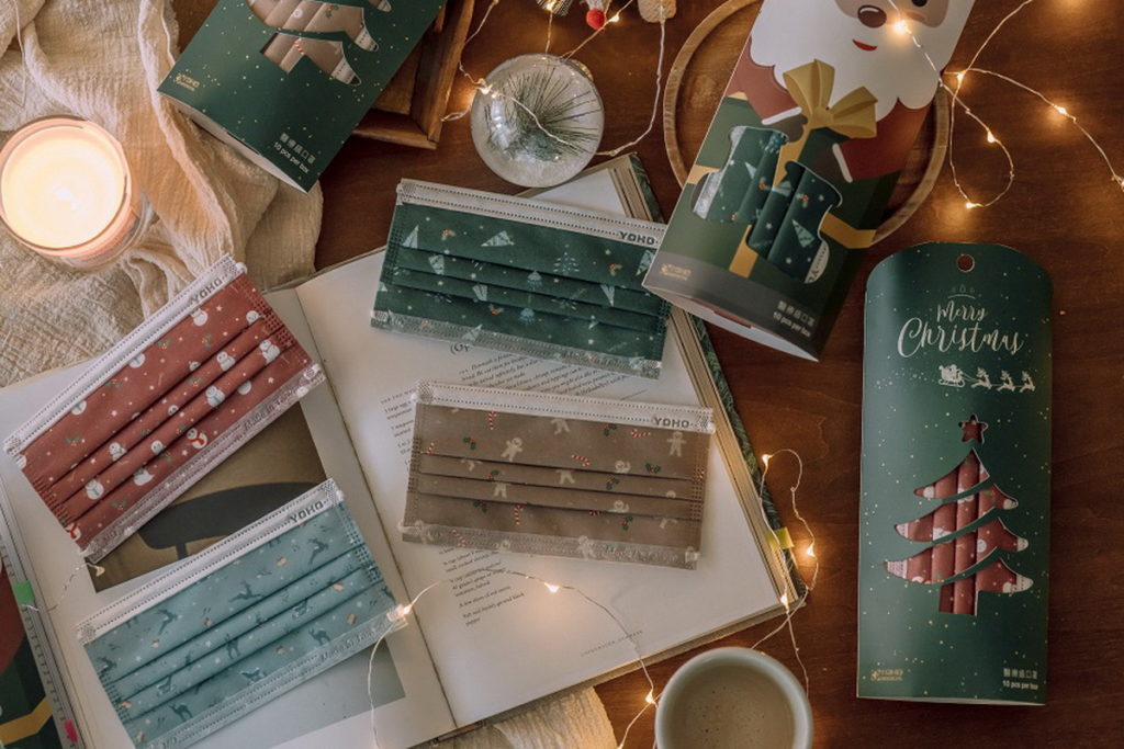 佑和暮光聖誕口罩有聖誕樹、薑餅人、雪人、馴鹿四款聖誕元素印花，不僅更適合日常穿搭風格，也能襯出自然提亮的好氣色。