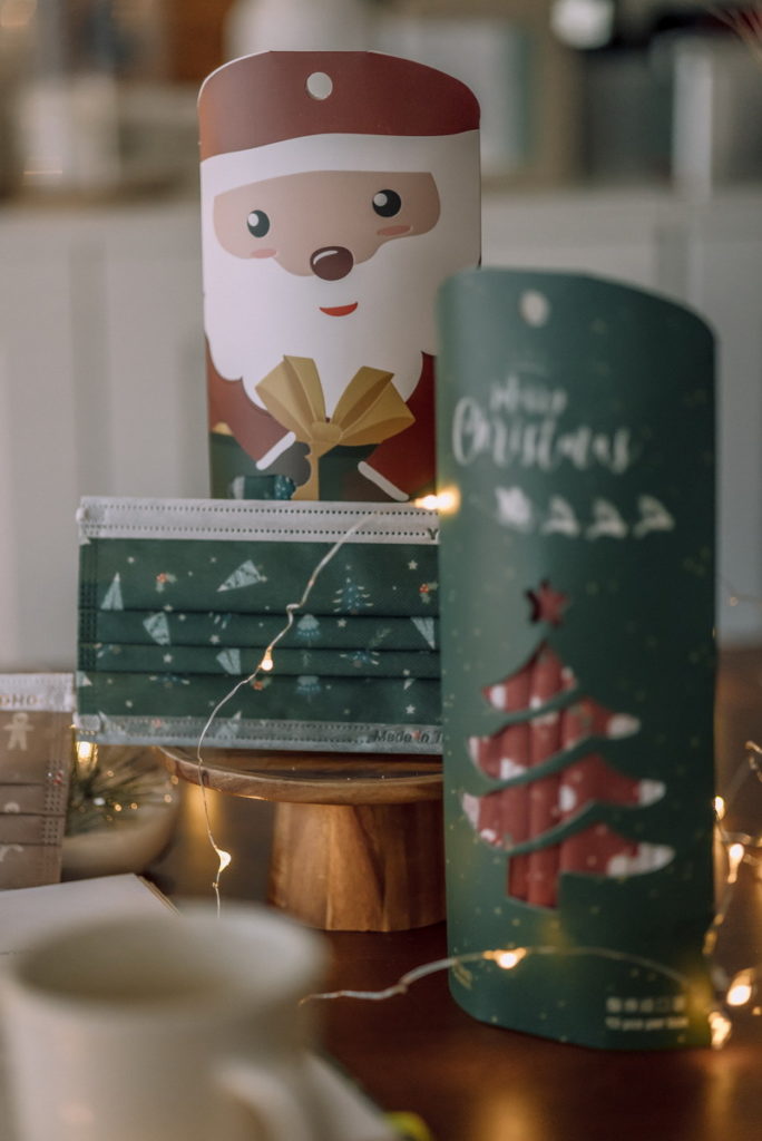 佑合暮光聖誕口罩外盒選用直筒狀派盒，方便開合又能重複使用，還能做為居家、辦公室的裝飾收納小物。