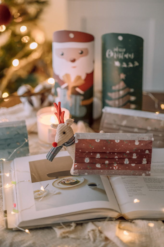 佑合口罩喚起雀躍與歡欣的聖誕氣氛，防護難能可貴的相聚時刻。