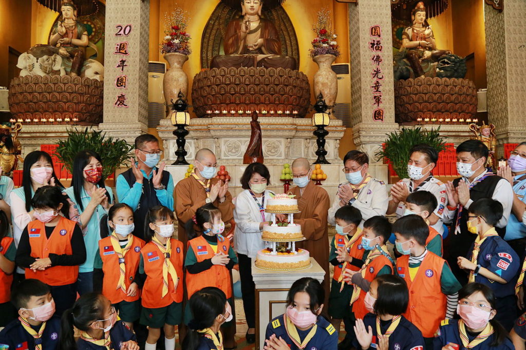 市長切生日蛋糕