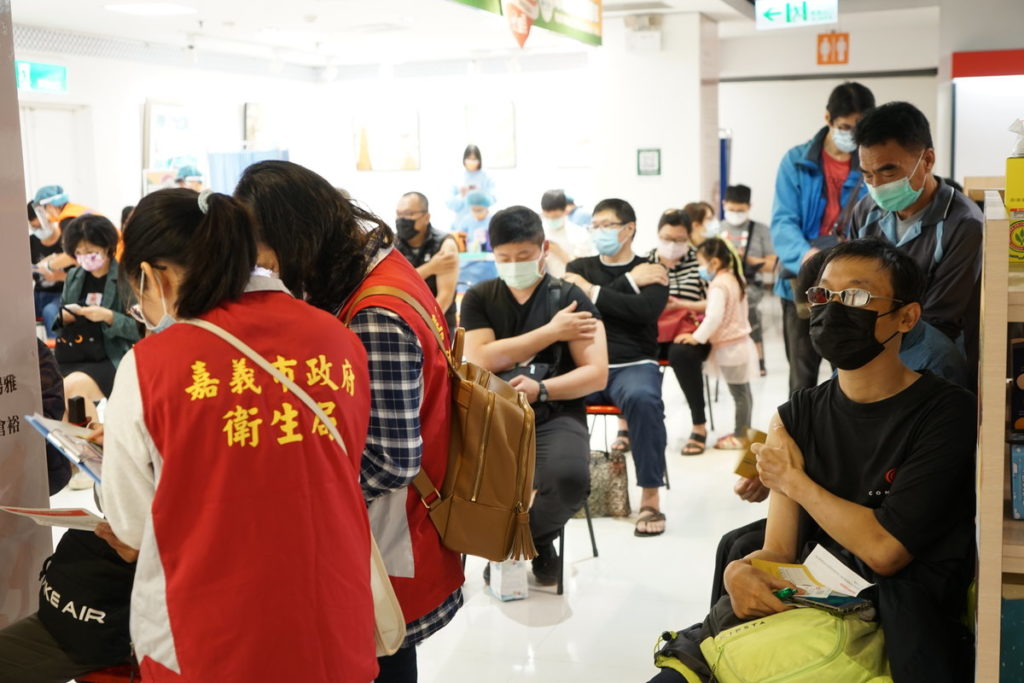 「嘉義百貨疫苗接種站！送200元禮券及限量大禮包。」