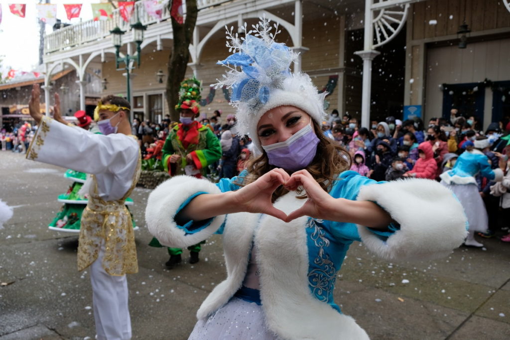 飄雪的耶誕糖果派對遊行深受遊客喜愛。圖 六福村提供