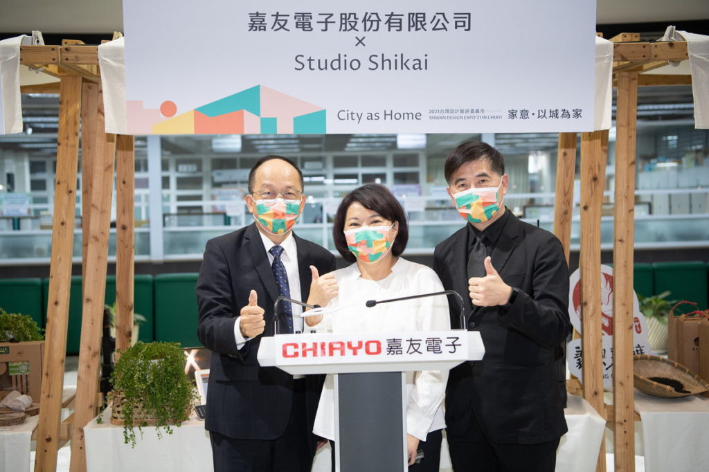 黃敏惠市長參觀設計展輔導的16家在地業者