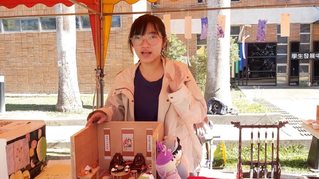 幼保系王佩妤現場解說團隊共同製作《文源。啟》作品內容。(圖/陳惠玲攝影)