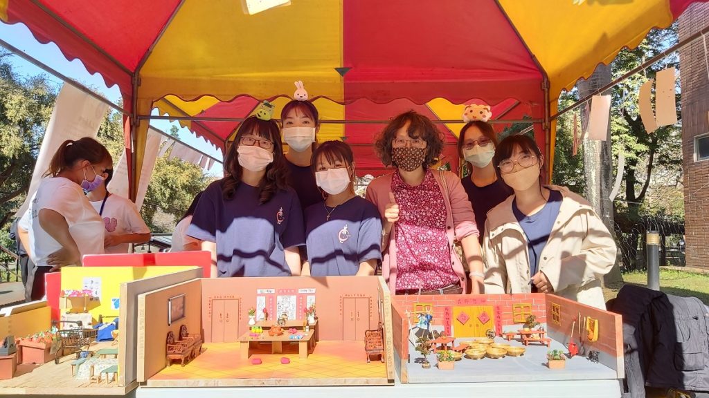 幼保系製作《文源。啟》作品的師生團隊合影。(圖/陳惠玲攝影)