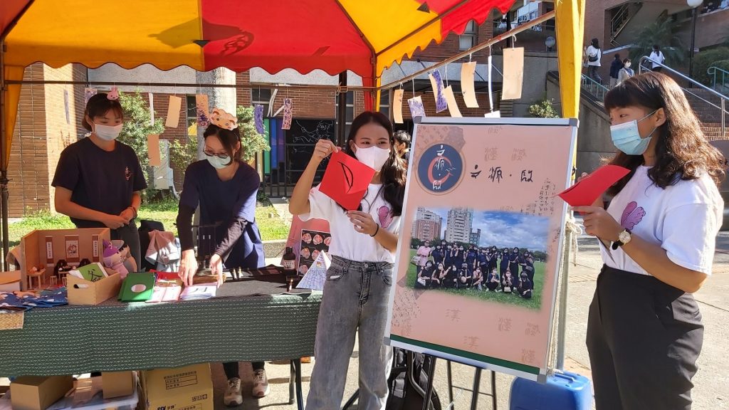 幼保系製作《文源。啟》作品的現場攤位上有學生完成闖關遊戲後的畫面。(圖/陳惠玲攝影)
