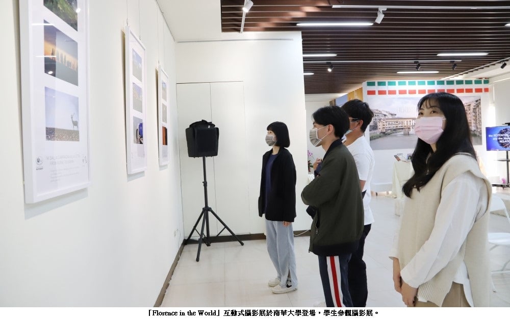 可能是 4 個人、大家站著和室內的圖像