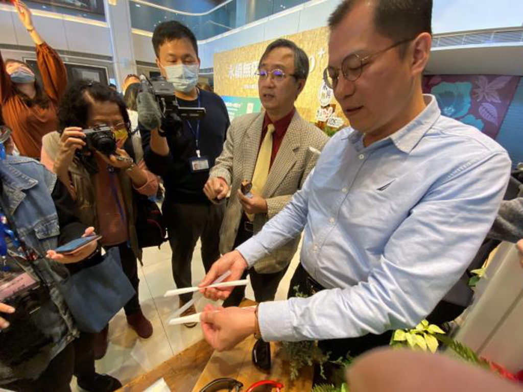 農業處長吳芳銘及理事長黃建銘博士展示可分解吸管及眼鏡 為環保再加分