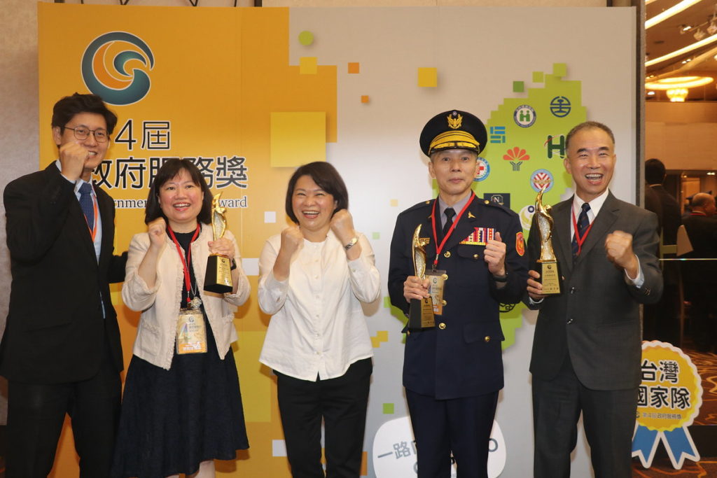 市長與衛生局、警察局、消防局長及智科處長合照