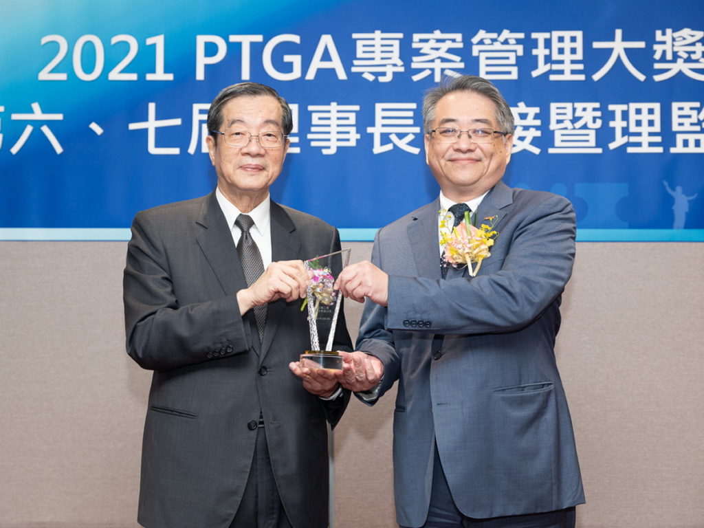 中鼎工程技術部李民立總經理(右)代表公司接受考試院黃榮村院長頒奬